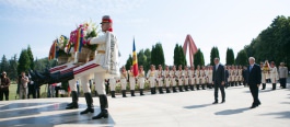 President Nicolae Timofti lays flowers at monument to Stefan cel Mare