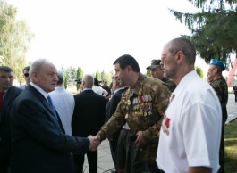 President Nicolae Timofti lays flowers at monument to Stefan cel Mare