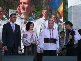 President Nicolae Timofti lays flowers at monument to Stefan cel Mare