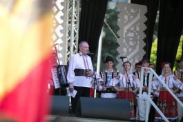 Президент Николае Тимофти возложил цветы к памятникам Штефану чел Маре и "Скорбящая мать"