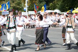 Președintele Nicolae Timofti a depus flori la monumentul domnitorului Ștefan cel Mare și Sfânt și la „Maica îndurerată”