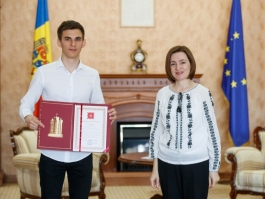 Doi elevi din Chișinău, laureați ai unui prestigios concurs de științe și inginerie din SUA, premiați cu diplome de onoare de Președinta Maia Sandu