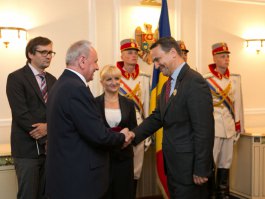 Президент Николае Тимофти вручил государственные награды группе министров иностранных дел Европейского союза