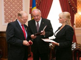 Președintele Republicii Moldova, Nicolae Timofti, i-a înmânat „Ordinul de Onoare” ambasadorului SUA, William Henry Moser