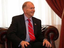 Moldovan president awards order of honour to U.S. ambassador