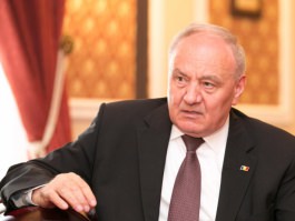 Moldovan president awards order of honour to U.S. ambassador