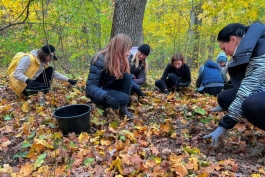 Șefa statului a participat, împreună cu mai mulți copii, tineri și profesori, la o acțiune de înverzire