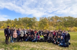 Șefa statului a participat, împreună cu mai mulți copii, tineri și profesori, la o acțiune de înverzire