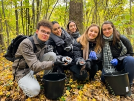 Șefa statului a participat, împreună cu mai mulți copii, tineri și profesori, la o acțiune de înverzire