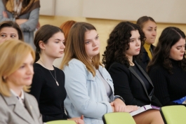 Președinta Maia Sandu pledează pentru formarea unei generații de femei educate, independente economic și afirmate profesional, ca o soluție pentru combaterea violenței domestice