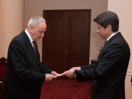 Moldovan president receives accreditation letters from four ambassadors