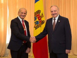 Moldovan president awards Order of Republic to Romanian pan flute player