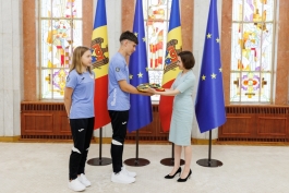 Șefa statului a transmis Drapelul de stat sportivilor care reprezintă Moldova la Festivalul Olimpic al Tineretului din Europa