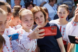 Президент Майя Санду обсудила вопросы местного развития с жителями Биличений Векь района Сынджерей