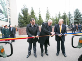 Președintele Nicolae Timofti a participat la ceremonia de donare a unui lot de tehnică militară din partea Guvernului SUA către Armata Națională