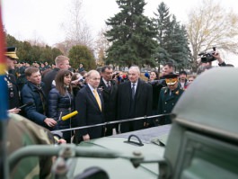 Președintele Nicolae Timofti a participat la ceremonia de donare a unui lot de tehnică militară din partea Guvernului SUA către Armata Națională