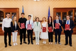 Președinta Maia Sandu a discutat cu elevii și studenții care au câștigat concursul internațional INTEL AI GLOBAL Impact Festival