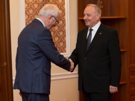 Президент Николае Тимофти встретился с председателем Фонда Конрада Аденауэра Хансом-Гертом Пёттерингом 