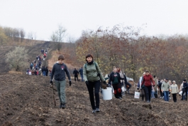 Președinta Maia Sandu a plantat copaci în apropierea comunei Răzeni, Ialoveni