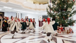  Президентура торжественно открыла рождественскую елку и двери для посетителей