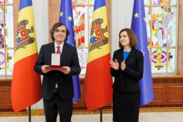 В Национальный день чтения Президент Майя Санду наградила писателя Мирчу Кэртэреску орденом „Ordinul de Onoare”