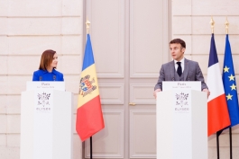 La Paris, Președinta Maia Sandu i-a conferit Președintelui Macron „Ordinul Republicii” și a discutat despre cooperarea moldo-franceză, și aderarea la UE