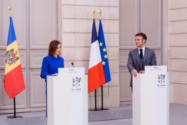 La Paris, Președinta Maia Sandu i-a conferit Președintelui Macron „Ordinul Republicii” și a discutat despre cooperarea moldo-franceză, și aderarea la UE