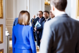 La Paris, Președinta Maia Sandu i-a conferit Președintelui Macron „Ordinul Republicii” și a discutat despre cooperarea moldo-franceză, și aderarea la UE