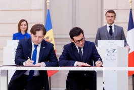 La Paris, Președinta Maia Sandu i-a conferit Președintelui Macron „Ordinul Republicii” și a discutat despre cooperarea moldo-franceză, și aderarea la UE