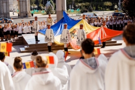 Șefa statului a participat la ceremonia de onorare a Tricolorului alături de Președintele Parlamentului și Primul-ministru