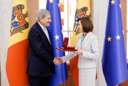 Președinta Maia Sandu i-a conferit Comisarului Johannes Hahn distincția „Ordinul de Onoare”