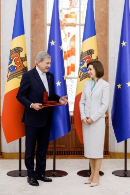 Președinta Maia Sandu i-a conferit Comisarului Johannes Hahn distincția „Ordinul de Onoare”