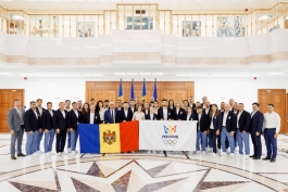 Глава государства пожелала молдавским спортсменам успеха на Олимпийских играх и вручила им государственный флаг