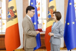 Președinta Maia Sandu i-a acordat Ambasadorului Franței la Chișinău, Graham Paul, „Ordinul de Onoare” 