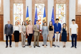  Президент Майя Санду наградила Посла Франции в Кишиневе господина  Грэма Поля орденом „Ordinul de Onoare”
