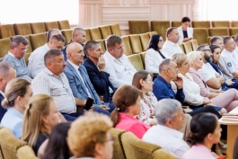 Глава государства обсудила вопросы мира и гражданской активности с учащимися из коммуны Рэзень и встретилась с представителями местных властей региона