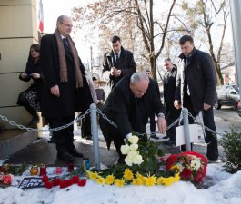 Moldovan president signs condolence book for Charlie Hebdo victims at French embassy in Chisinau