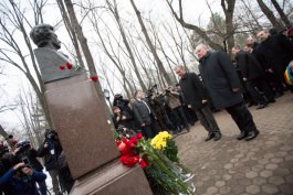 Moldovan president lays flowers to bust of great Romanian writer