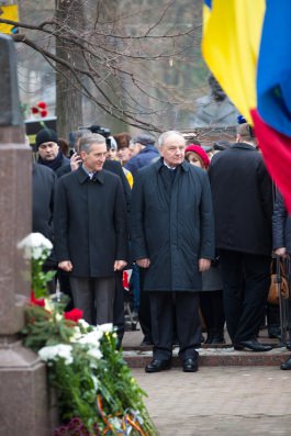 Moldovan president lays flowers to bust of great Romanian writer