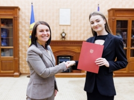 Încă patru tineri au primit certificatul de absolvire a programului de stagii plătite în serviciu public, la Președinție