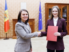 Încă patru tineri au primit certificatul de absolvire a programului de stagii plătite în serviciu public, la Președinție