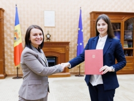 Încă patru tineri au primit certificatul de absolvire a programului de stagii plătite în serviciu public, la Președinție