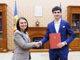 Încă patru tineri au primit certificatul de absolvire a programului de stagii plătite în serviciu public, la Președinție