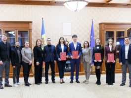 Încă patru tineri au primit certificatul de absolvire a programului de stagii plătite în serviciu public, la Președinție