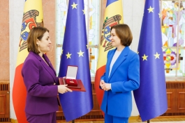  Президент Майя Санду наградила бывшего министра иностранных дел Румынии Луминицу Одобеску орденом „Ordinul de Onoare”