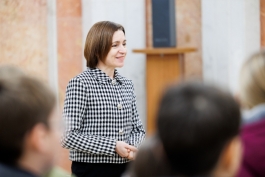 Группа учащихся столичного лицея „Spiru Haret” посетила Президентуру