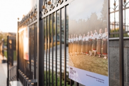 У здания Президентуры открылась фотовыставка, посвященная народному костюму