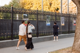 У здания Президентуры открылась фотовыставка, посвященная народному костюму