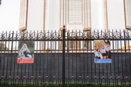У здания Президентуры открылась фотовыставка, посвященная народному костюму