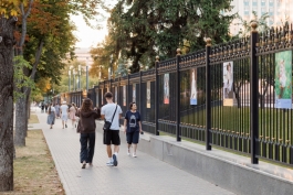У здания Президентуры открылась фотовыставка, посвященная народному костюму